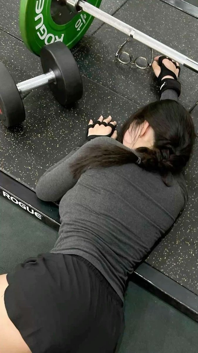 力竭后倒地的女力量训练者