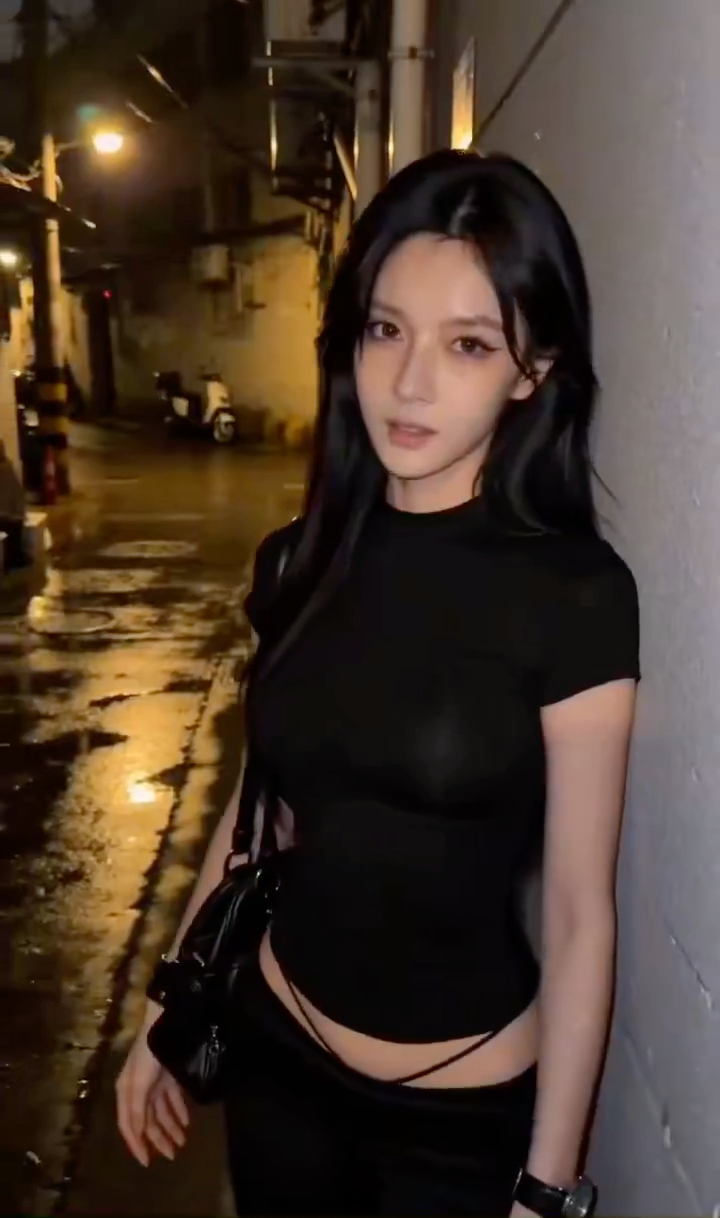 第一人称深夜小巷踢裆瞬间