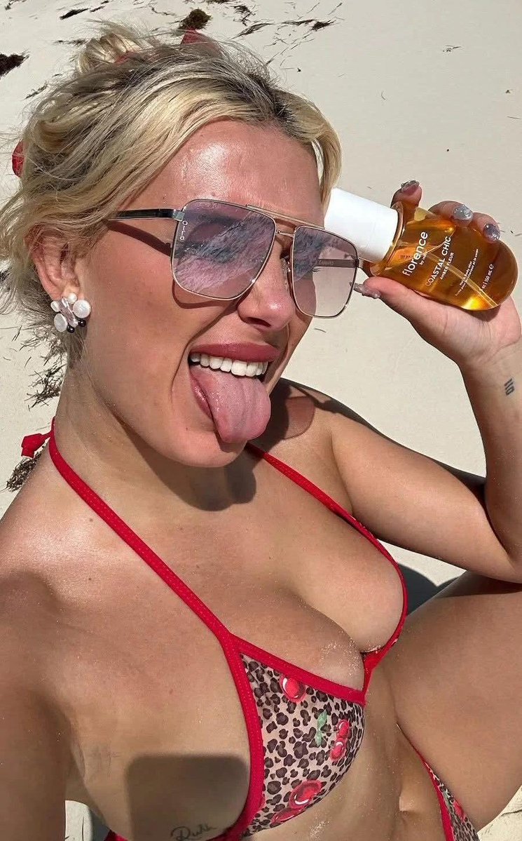 烈日沙滩红豹纹比基尼女郎