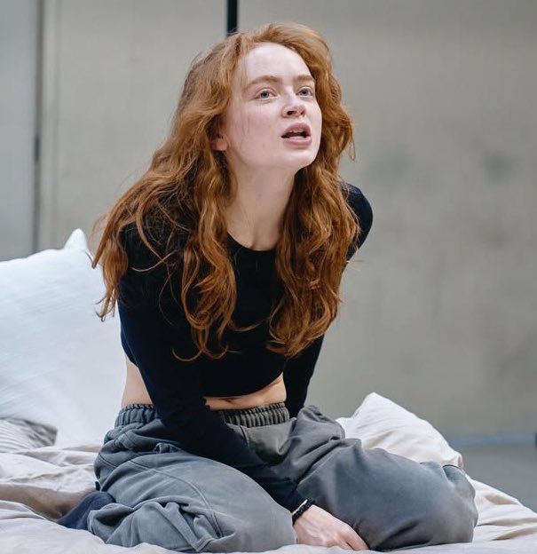 红发少女的静谧沉思瞬间