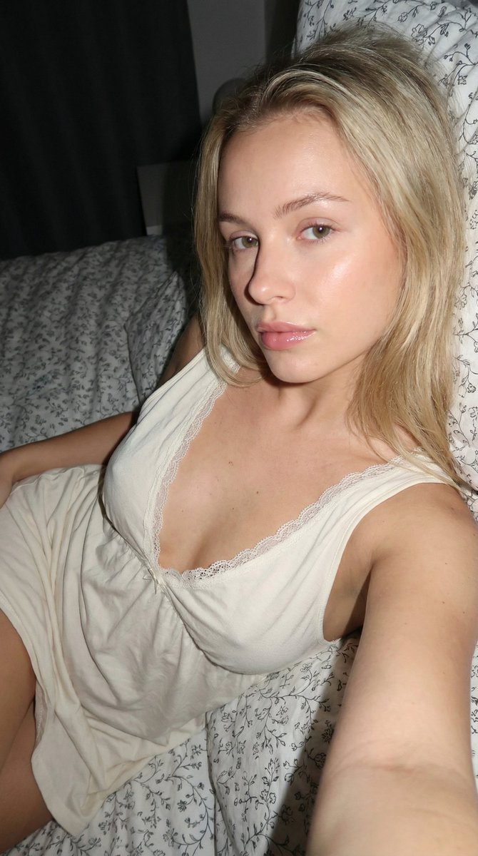 复古CCD闪光灯下的象牙白睡裙私房