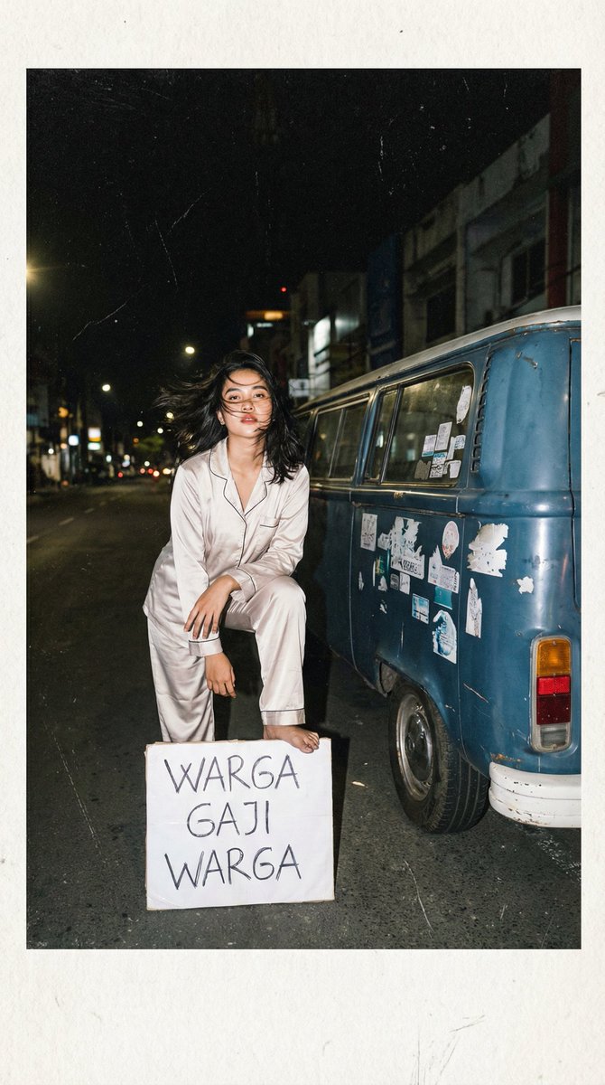 夜幕下的复古面包车与黑发少女