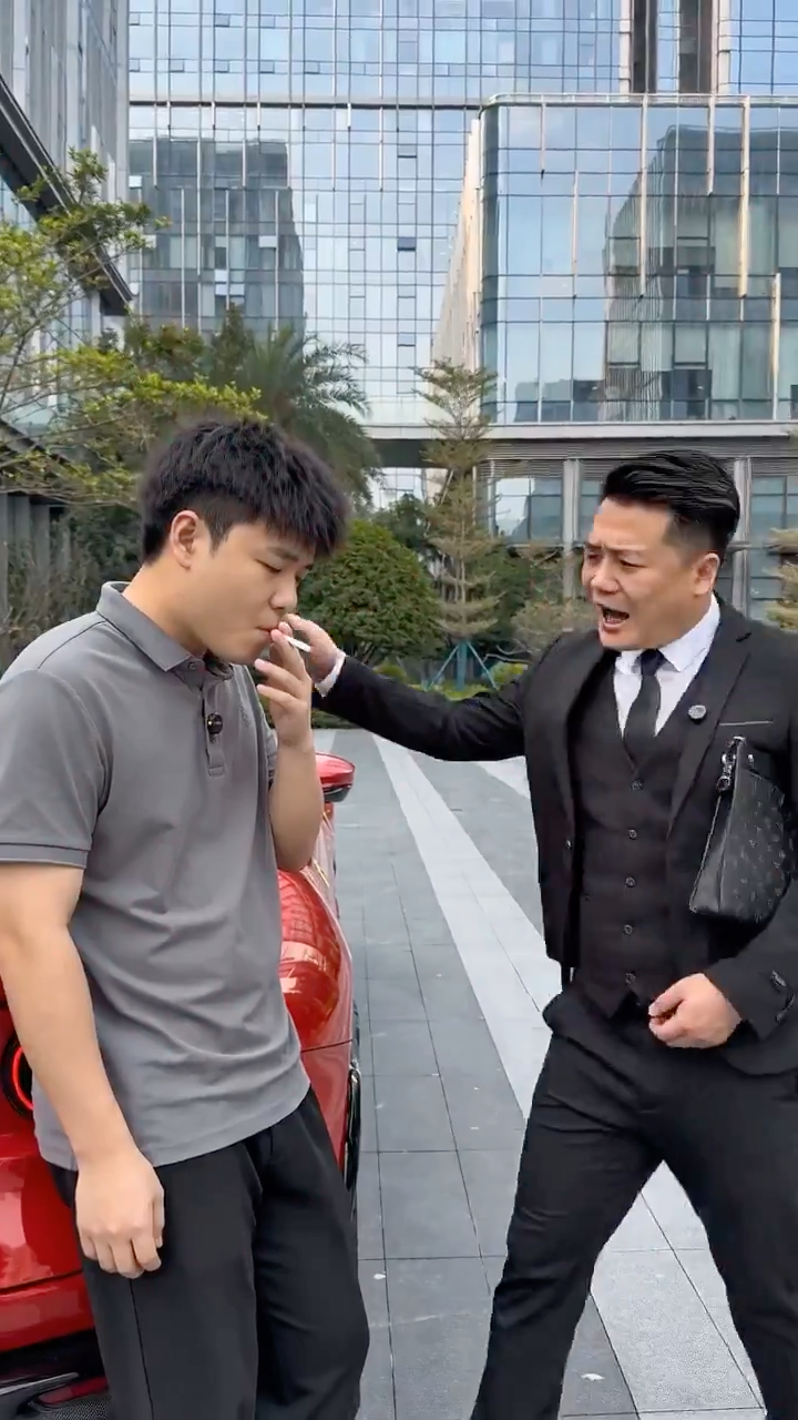 豪车旁的尴尬职场反转