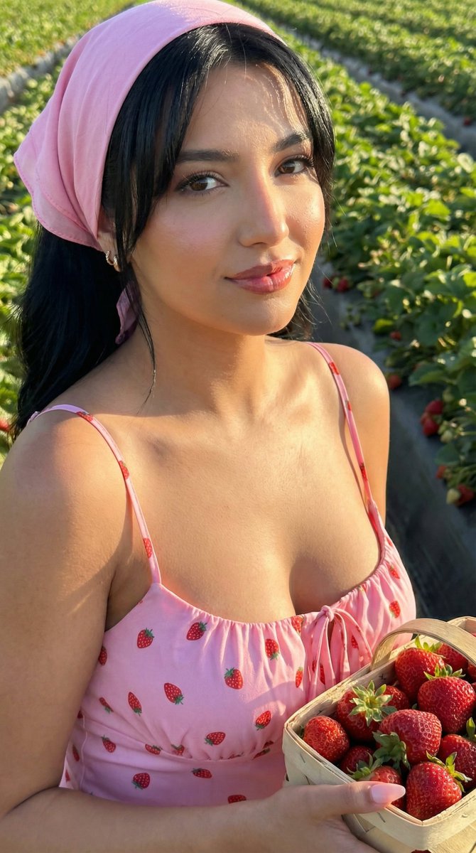 草莓田里的高定红唇佳人