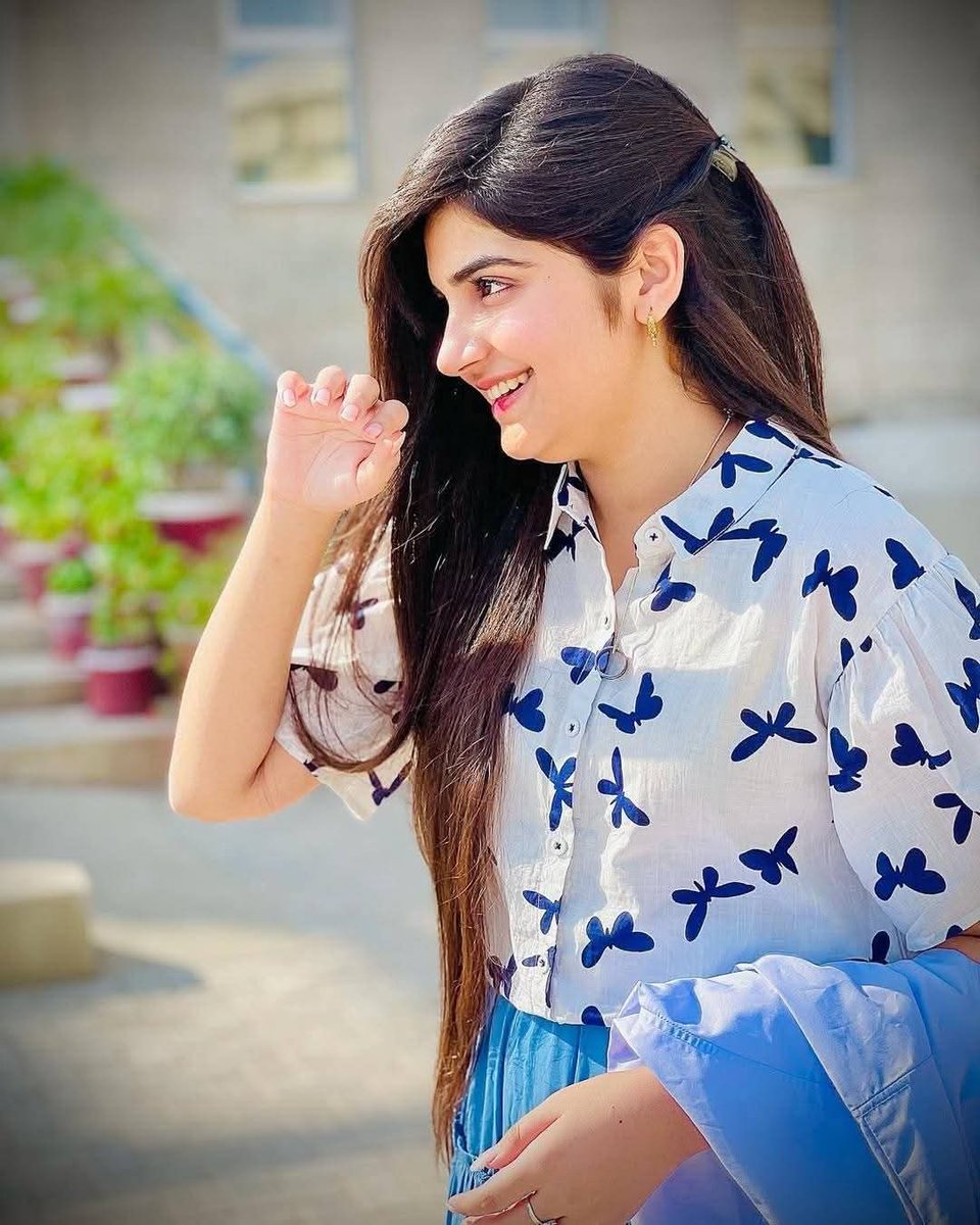 阳光下的蝴蝶印花少女