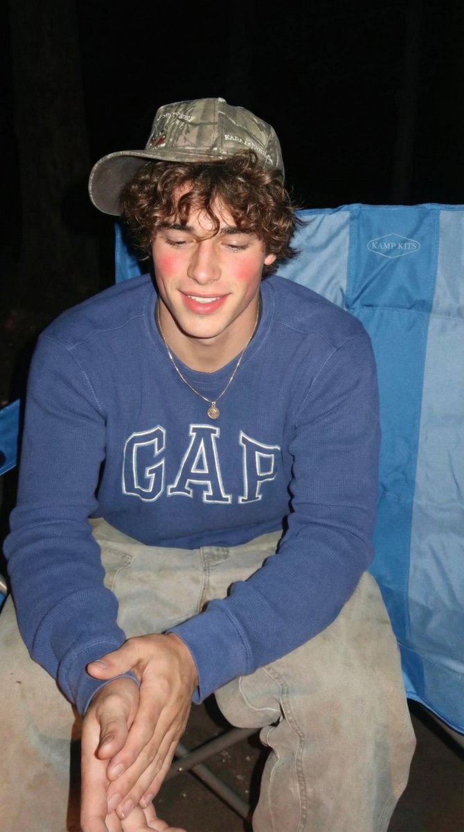 阳光森林里的惬意露营少年