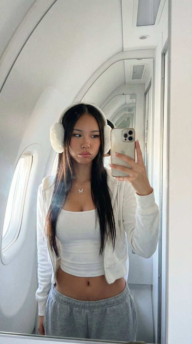 超逼真飞机洗手间镜面自拍时尚女性