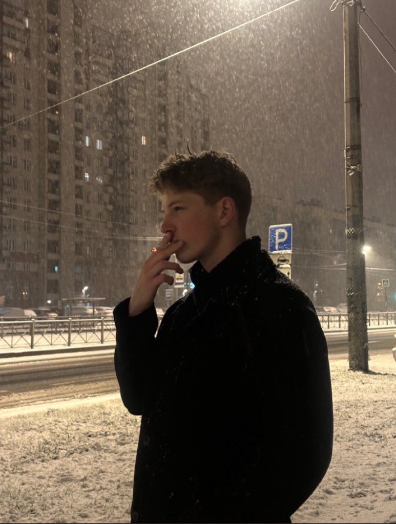 雪夜沉思：城市街头肖像