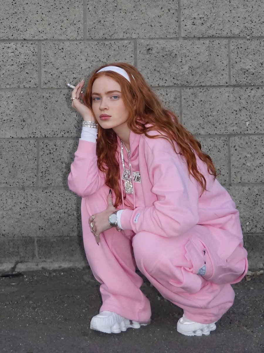 灰墙前的红发都市丽人