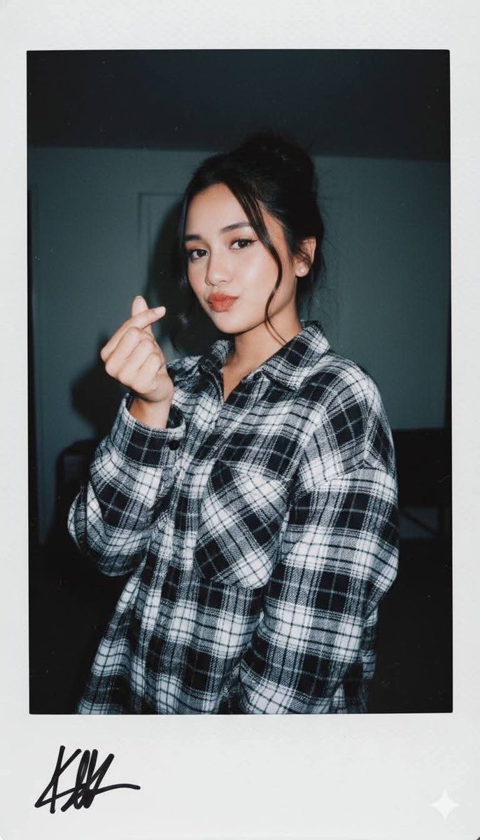 复古胶片感下的黑白格纹少女半心手势写真