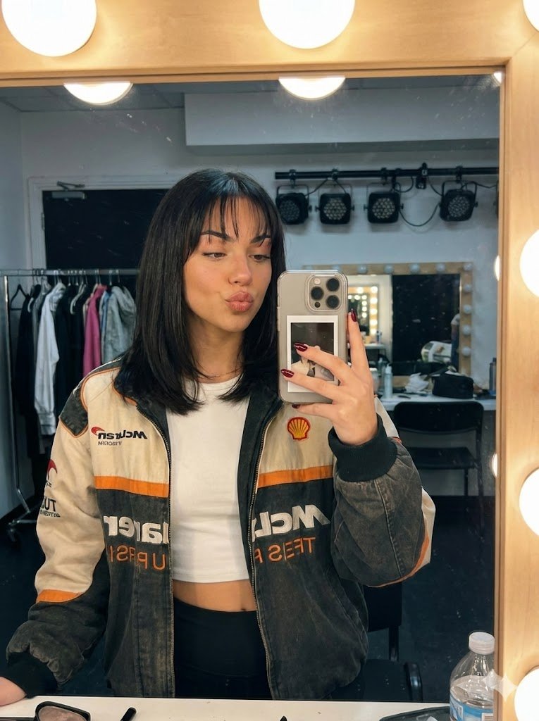 复古赛车夹克女孩的俏皮镜面自拍