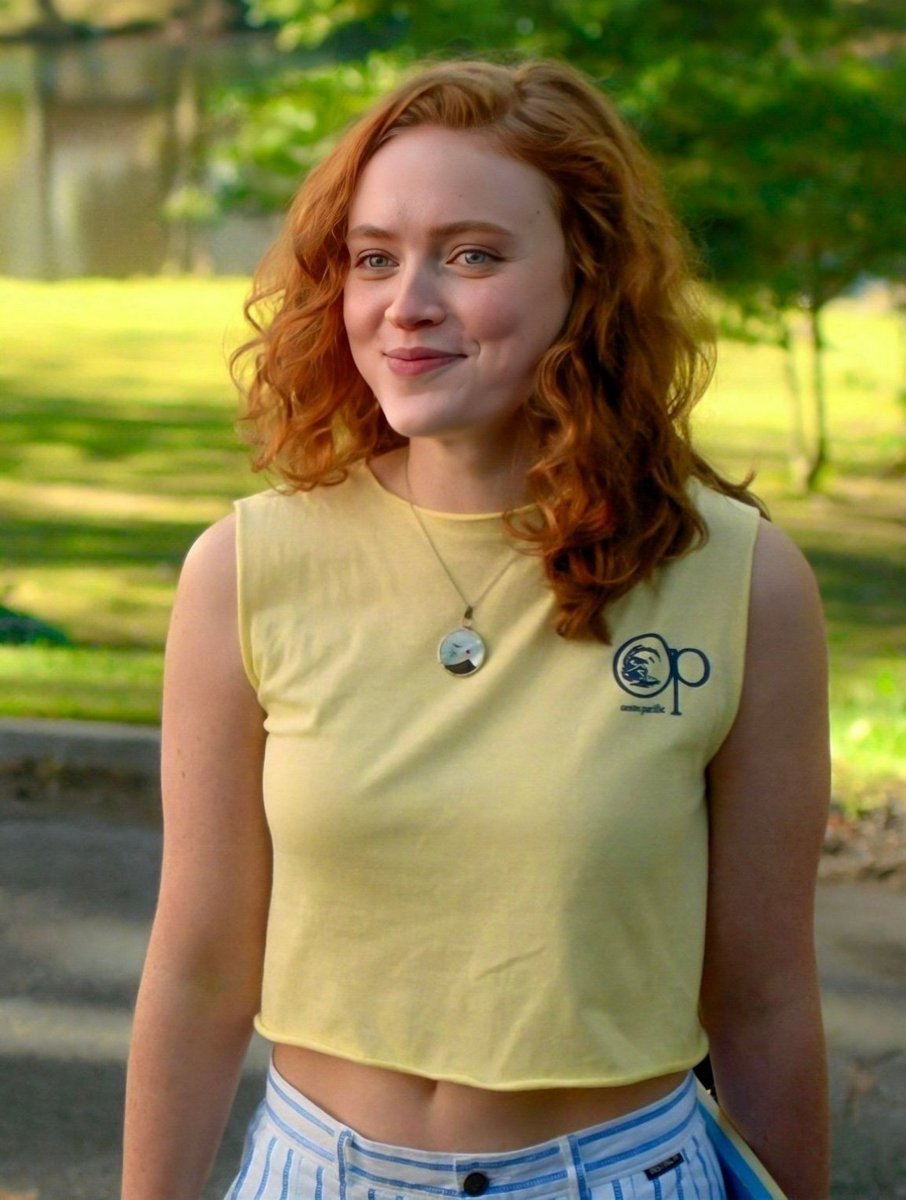 暖阳公园里的红卷发少女