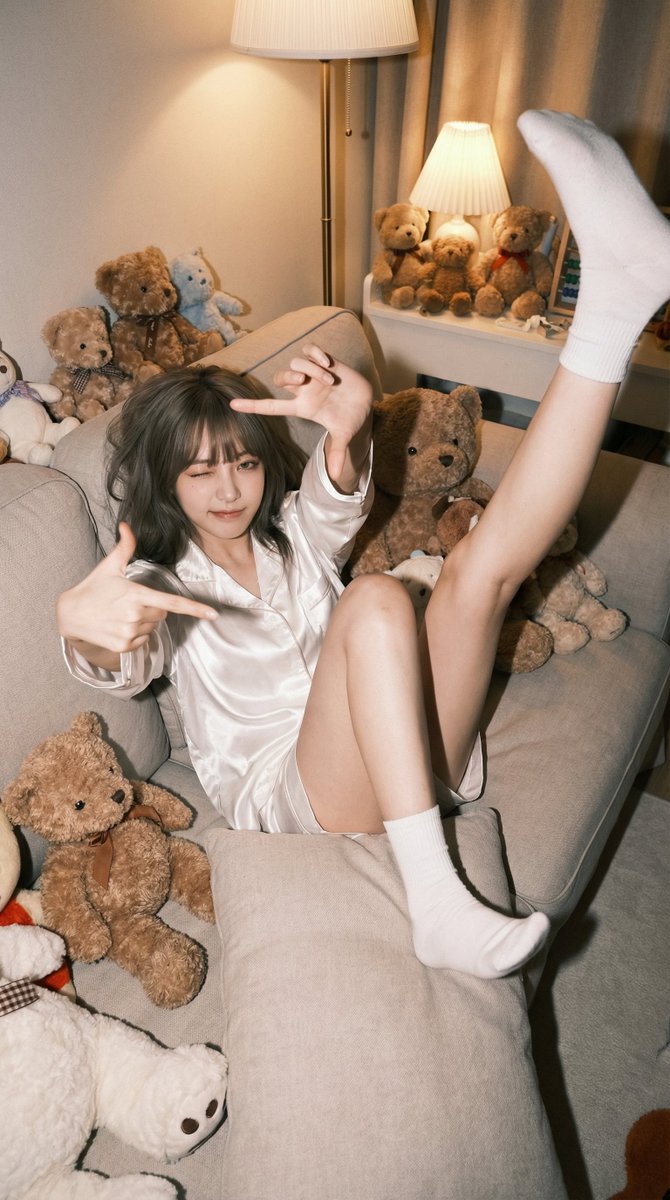 眨眼女孩与白色缎面睡衣的温馨卧室随拍