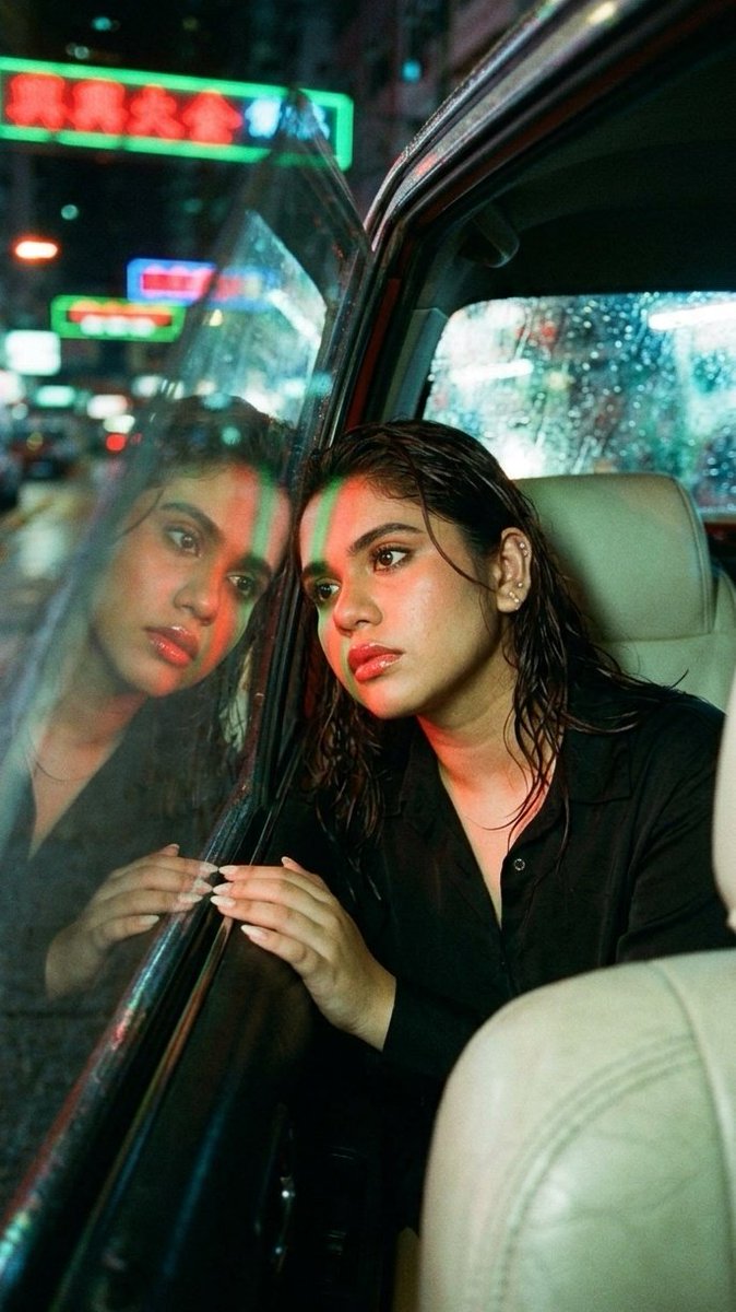 王家卫风格雨夜出租车里的孤独者