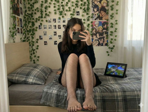 黑网袜美腿挡脸自拍与动漫闺房