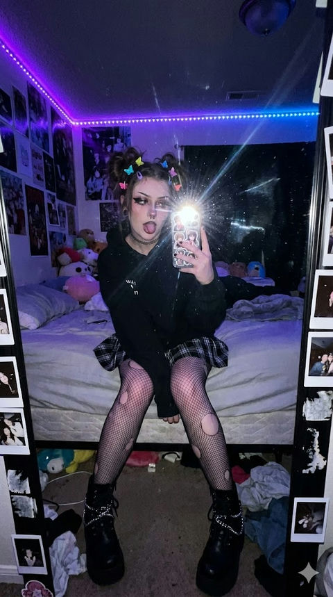 暗黑卧室里的叛逆镜面自拍