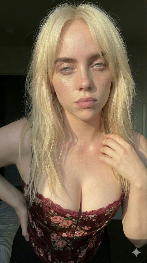 沐浴在金色阳光下的金发雀斑少女