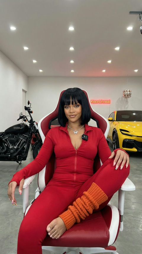 豪车库里的魅惑电竞少女