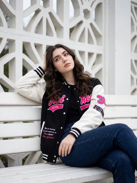 白色几何格栅前的休闲街头风少女